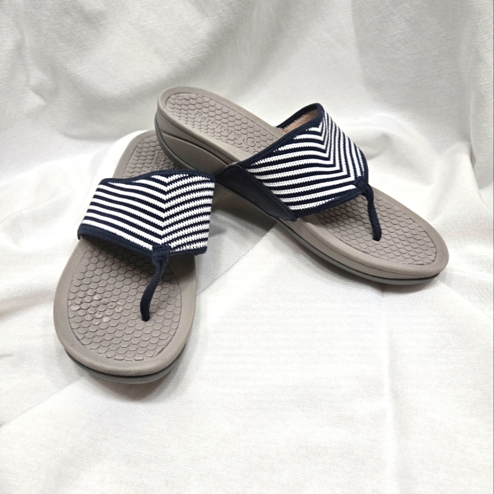 BareTraps Dasie Shimmer Slip On Thong Sandal Size 10M